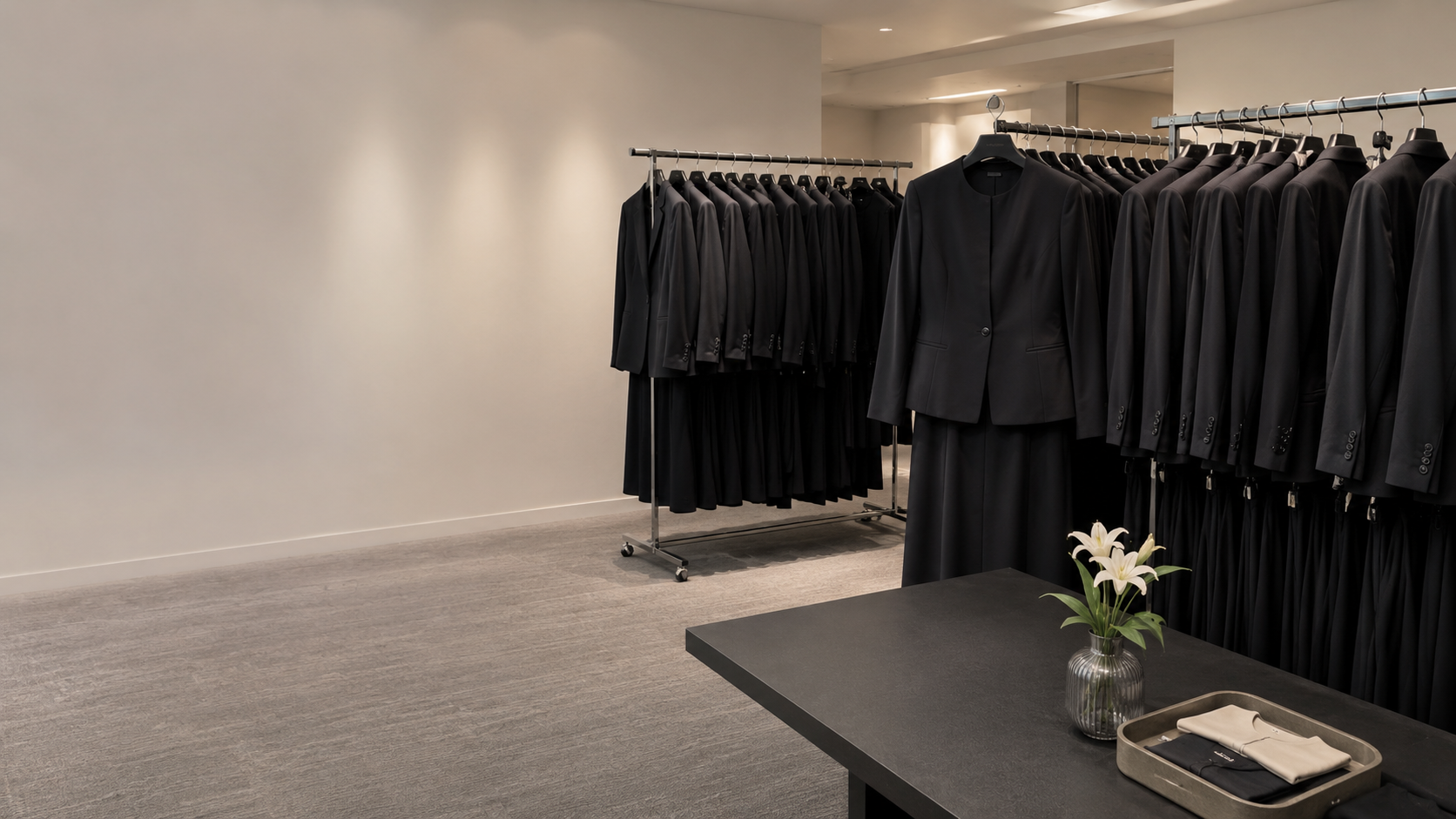 兵庫の喪服レンタル店舗に並ぶ黒の喪服